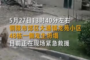 拉亚将自己的手套送给了场边的小迷妹，小迷妹高兴的哭了